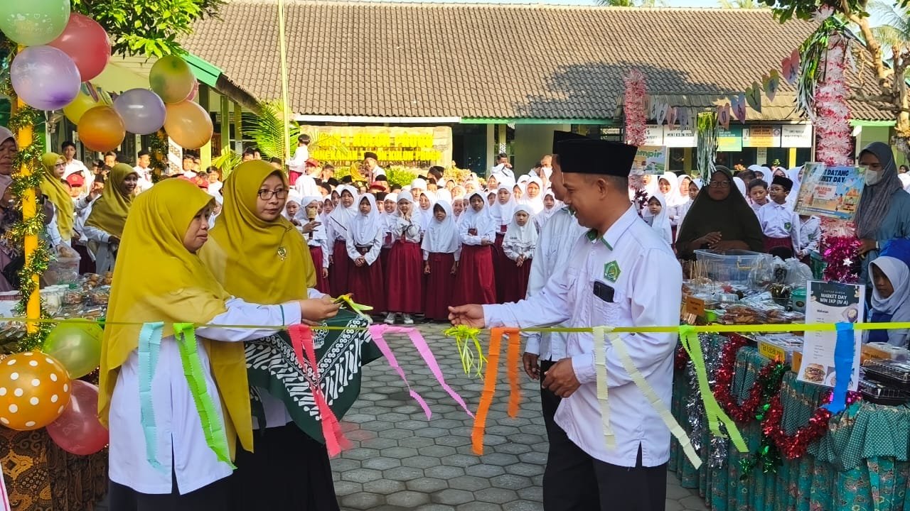 Kepala MIN 1 Kulon Progo Buka Gelar Karya dan Market Day