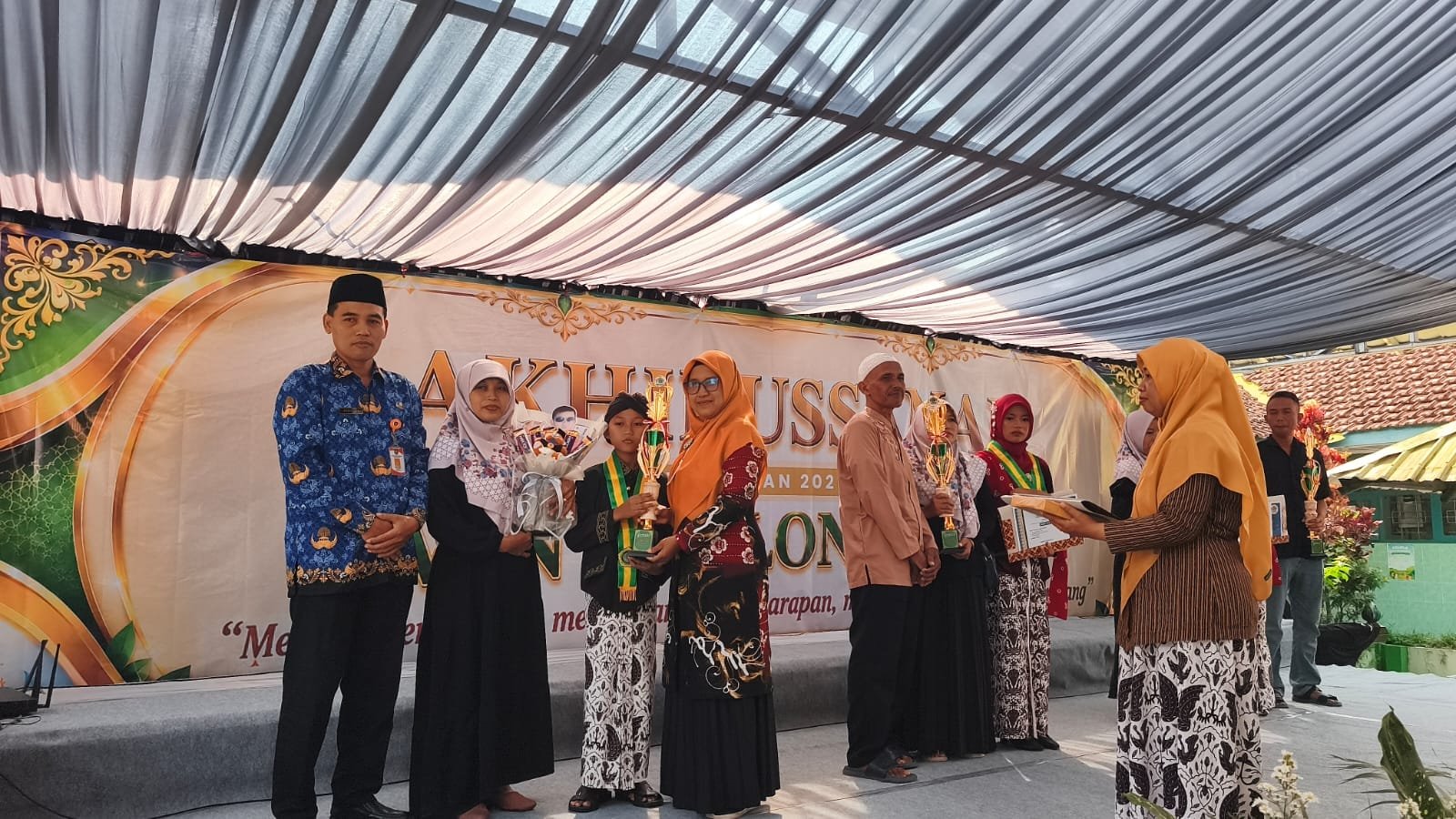 MIN 1 Kulon Progo Berikan Apresiasi Siswa Berprestasi pada Acara Akhirussanah