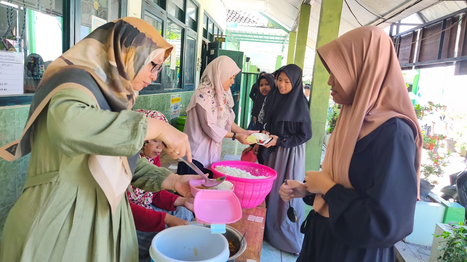 MIN 1 Kulon Progo Gelar Makan Bersama Daging Kurban, Siswa Tampak Antusias