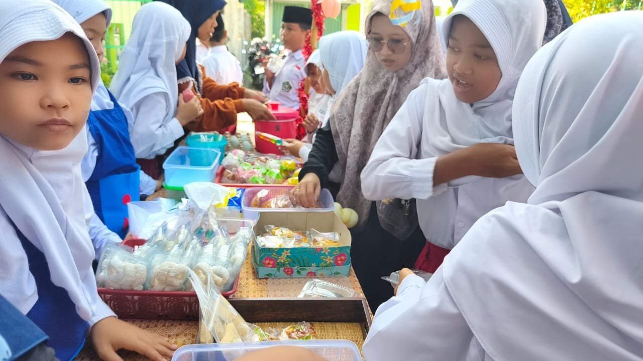 Siswa MIN 1 Kulon Progo Belajar Transaksi Lewat Market Day