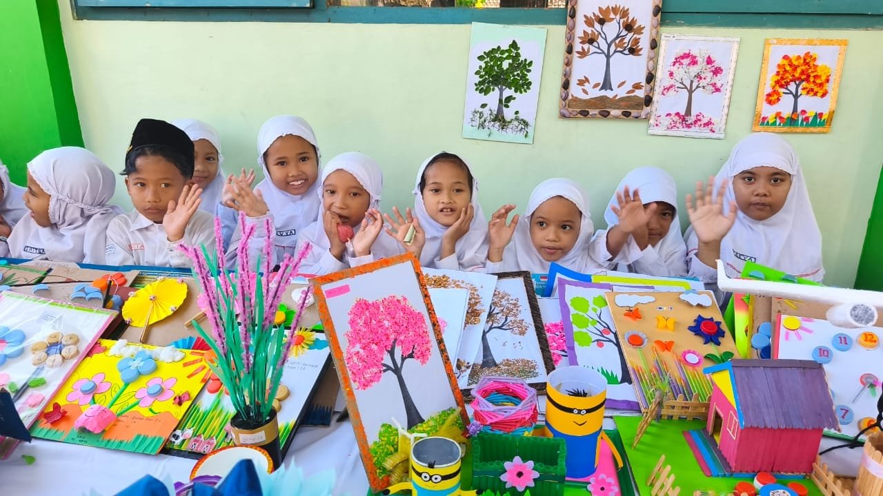 Siswa Kelas I Warnai Gelar Karya MIN 1 Kulon Progo