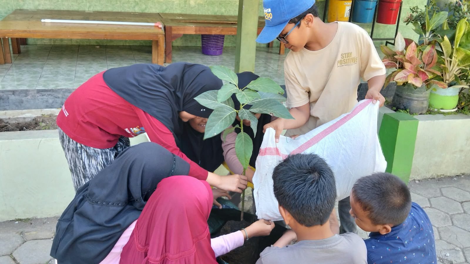 MIN 1 Kulon Progo Hijaukan Madrasah dengan Tabulampot di Planter Bag