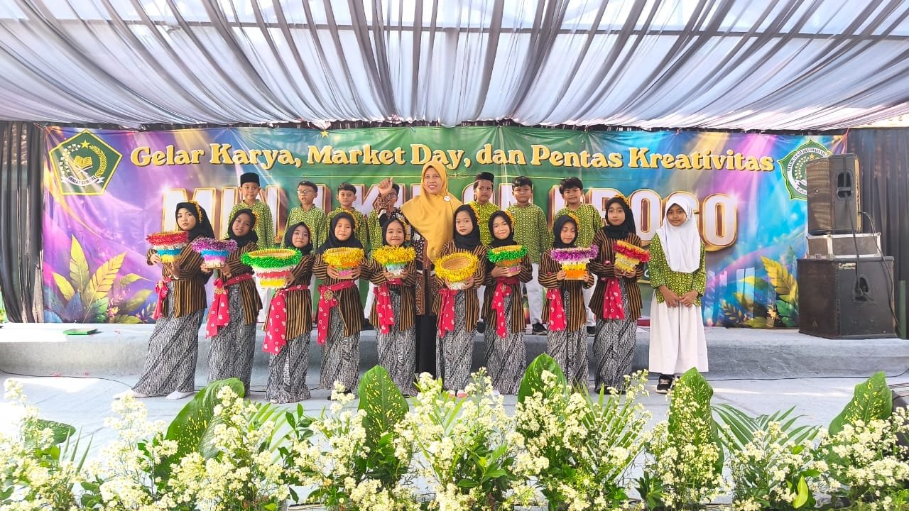 Kelas III MIN 1 Kulon Progo Tumbuhkan Semangat Gugur Gunung Lewat Pentas Kreativitas