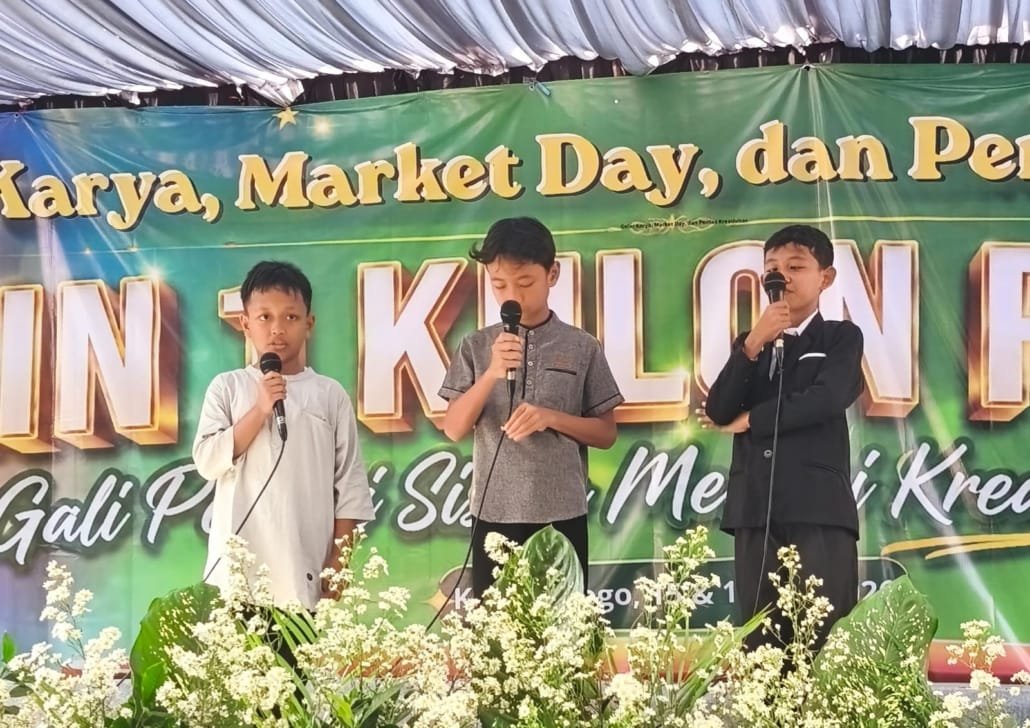 English Class MIN 1 Kulon Progo Tampil Percaya Diri Lewat Singing, Dancing, dan English Speech