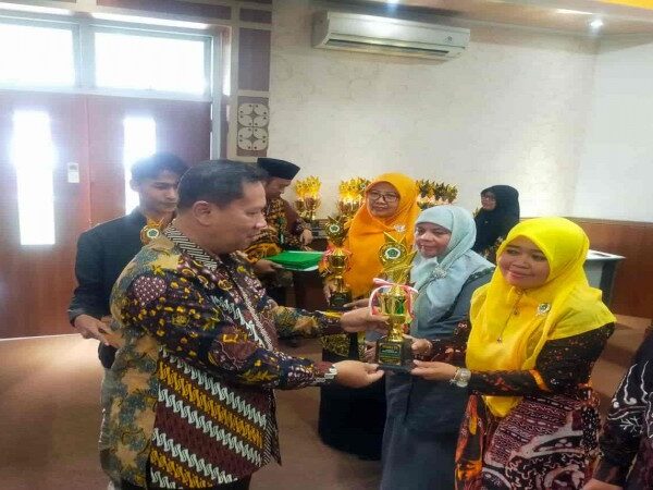 Guru MIN 1 Kulon Progo, Terima Anugerah GTK Madrasah Tingkat Provinsi